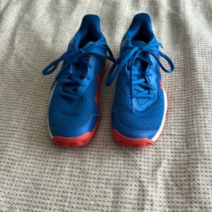 Barricade adidas tennis shoes